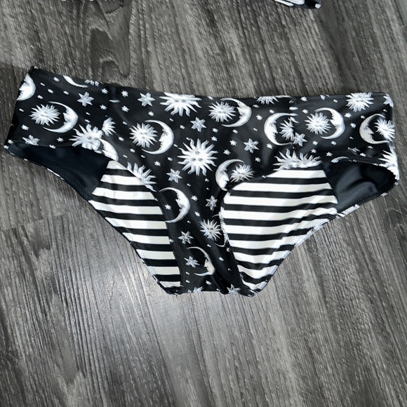 Reversible black and white bikini - Picture 3 of 8